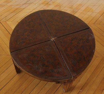 Tale basse ronde et quatre tables gigognes...