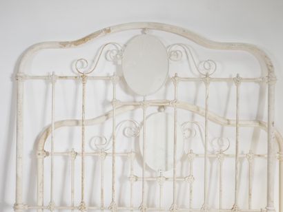 Single bed uprights in white-lacquered forged...