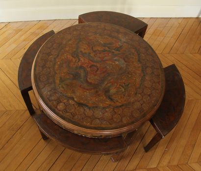 Tale basse ronde et quatre tables gigognes...