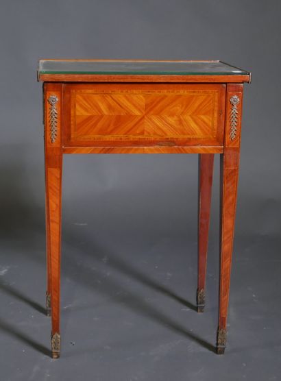 Petite table rectangulaire à décor marqueté...