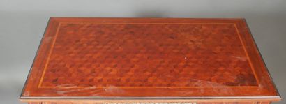 Table de milieu rectangulaire à décor marqueté...