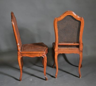 Suite de quatre chaises cannées en hêtre...