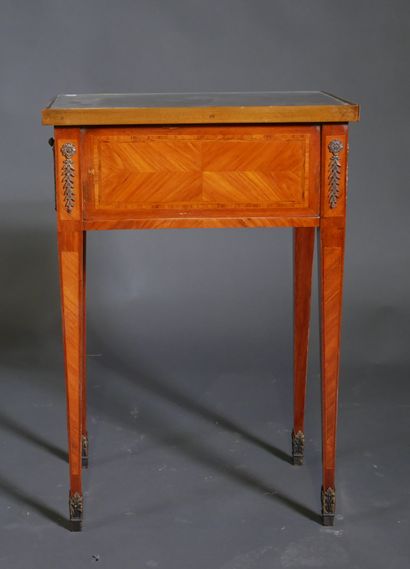 Petite table rectangulaire à décor marqueté...