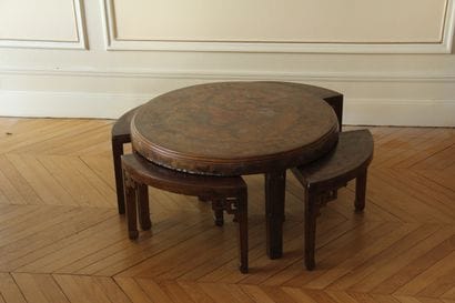 Tale basse ronde et quatre tables gigognes...