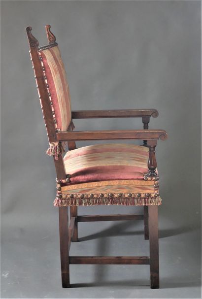 Paire de fauteuils à bras en noyer, les pieds...