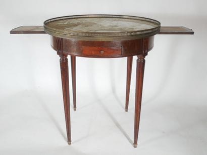 Circular pedestal table in stained wood,...