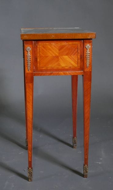Petite table rectangulaire à décor marqueté...