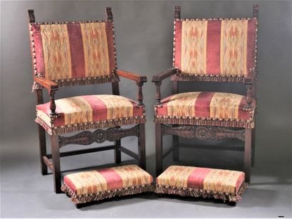 Paire de fauteuils à bras en noyer, les pieds...
