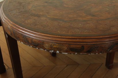 Tale basse ronde et quatre tables gigognes...
