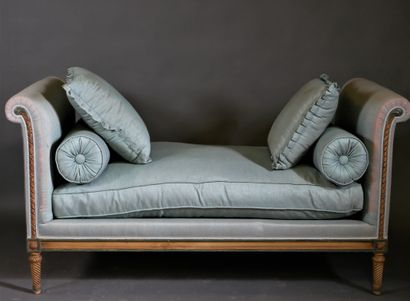 Lot :
- Lit de repos en bois laqué crème...