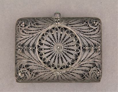 Lot :
- Boite à cigarettes en argent filigrannée...