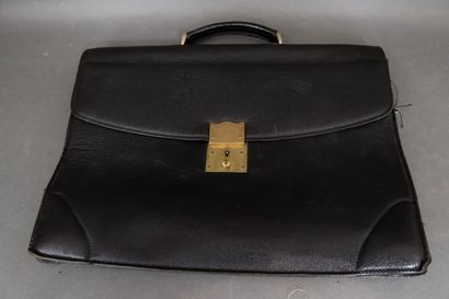 Lot :
- LANCEL : sacoche en cuir noir 
-...