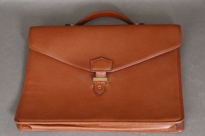 Lot :
- LANCEL : sacoche en cuir noir 
-...