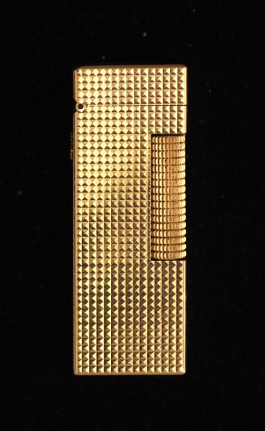 DUNHILL
Briquet en métal doré guilloché