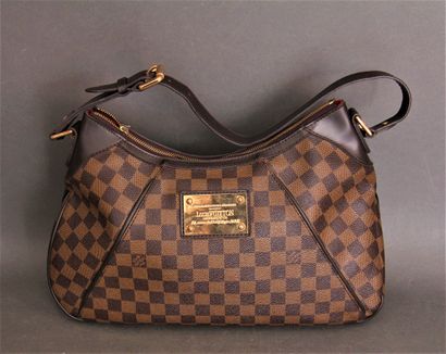 *LOUIS VUITTON
Sac à main zippé en toile...