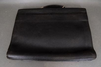 Lot :
- LANCEL : sacoche en cuir noir 
-...