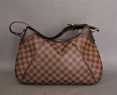 *LOUIS VUITTON
Sac à main zippé en toile...