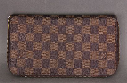 *LOUIS VUITTON
Porte-monnaie zippé en toile...