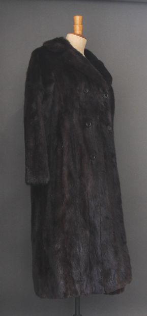 Long manteau en vison à double boutonnage,...