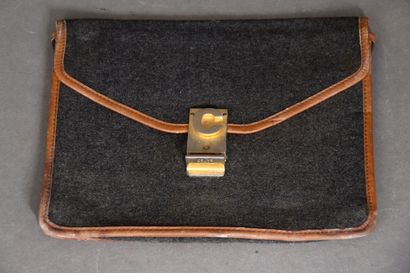 Lot :
- LANCEL : sacoche en cuir noir 
-...