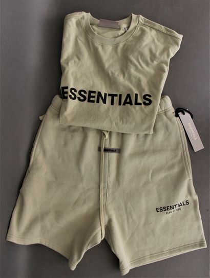*ESSENTIALS
Un ensemble short et t-shirt...