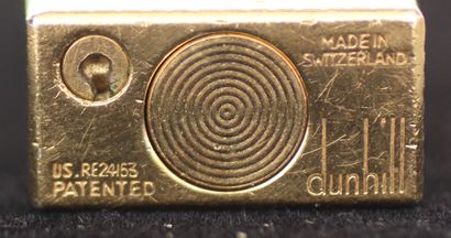 DUNHILL
Briquet en métal doré guilloché