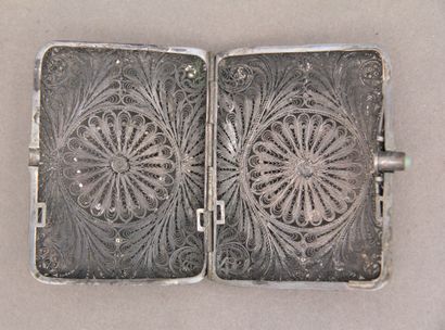 Lot :
- Boite à cigarettes en argent filigrannée...
