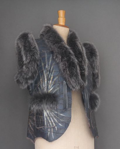 Veste sans manche en cuir peint, col et bordures...
