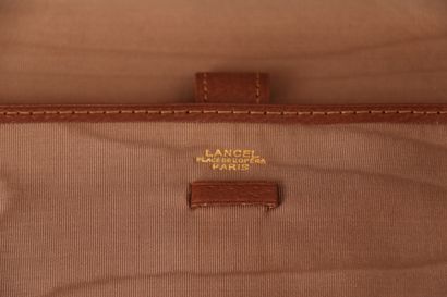 Lot :
- LANCEL : sacoche en cuir noir 
-...