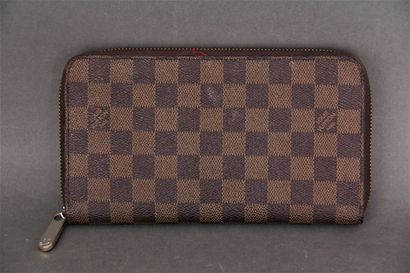 *LOUIS VUITTON
Porte-monnaie zippé en toile...
