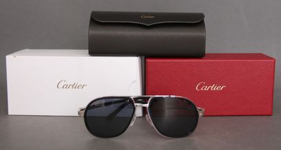 *CARTIER
Une paire de lunettes