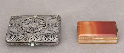 Lot :
- Boite à cigarettes en argent filigrannée...