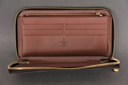 *LOUIS VUITTON
Porte-monnaie zippé en toile...