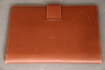 Lot :
- LANCEL : sacoche en cuir noir 
-...