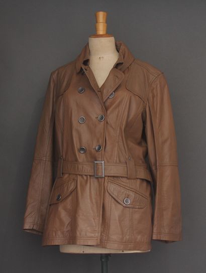 CECIL
Veste en cuir beige à deux rangées...