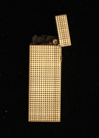 DUNHILL
Briquet en métal doré guilloché