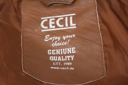 CECIL
Veste en cuir beige à deux rangées...
