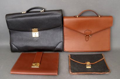 Lot :
- LANCEL : sacoche en cuir noir 
-...