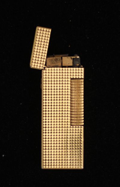 DUNHILL
Briquet en métal doré guilloché