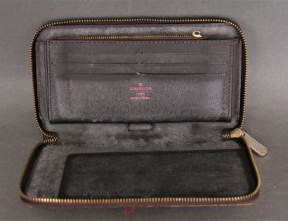 *LOUIS VUITTON
Porte-monnaie zippé en toile...