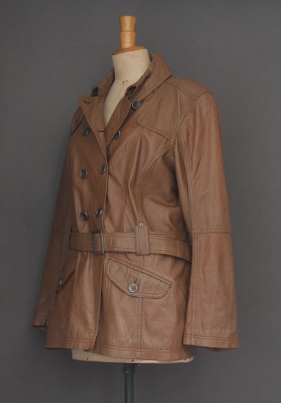 CECIL
Veste en cuir beige à deux rangées...