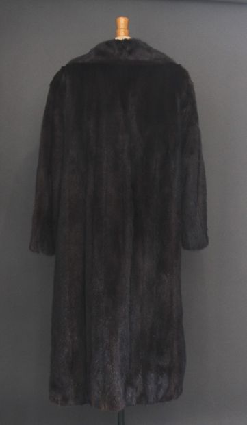 Long manteau en vison à double boutonnage,...
