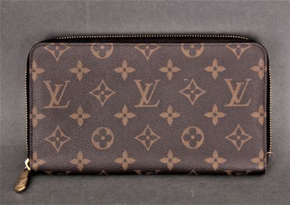 *LOUIS VUITTON
Porte-monnaie zippé en toile...