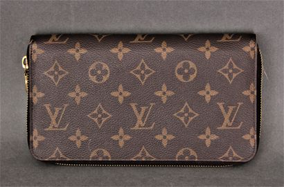 *LOUIS VUITTON
Porte-monnaie zippé en toile...