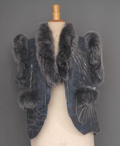Veste sans manche en cuir peint, col et bordures...