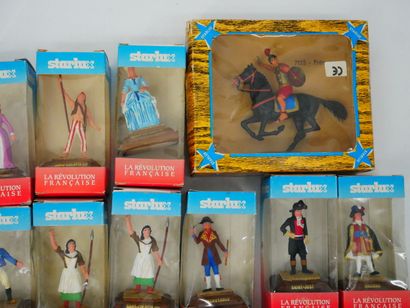 STARLUX:
Lot of 23 plastic figurines illustrating...