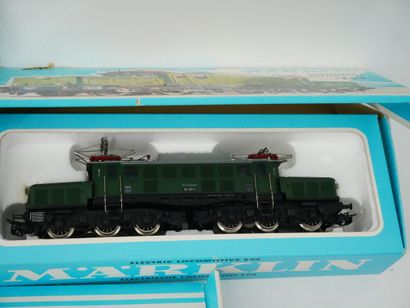Important lot including: 
- 1 set containing...