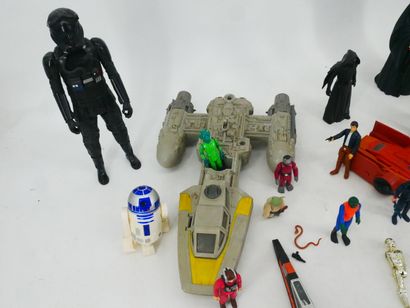 STARS WARS 
Lot including :
- 3 model ships.
-...