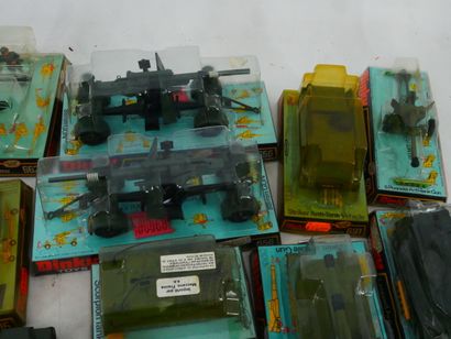 DINKY TOYS : 
Ensemble de 7 véhicules militaires...