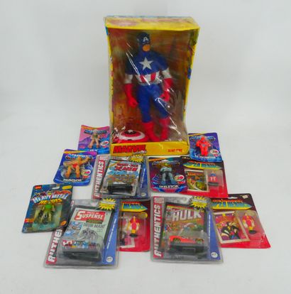 MARVEL COMICS 
Set includes: 
- 1 large plastic...